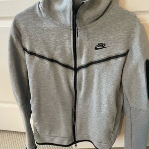 Nike Tech Heather Gray Zip-Up Jacket….like new. Mens Medium